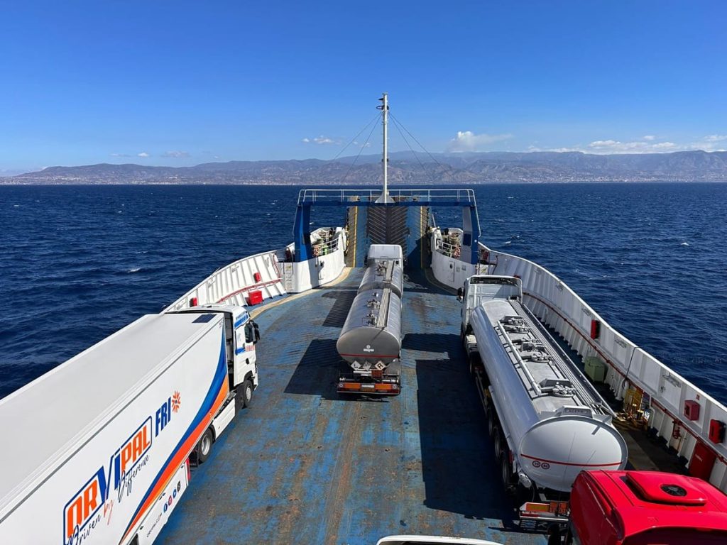 Flote y desflote de vehículos para el transporte a las islas